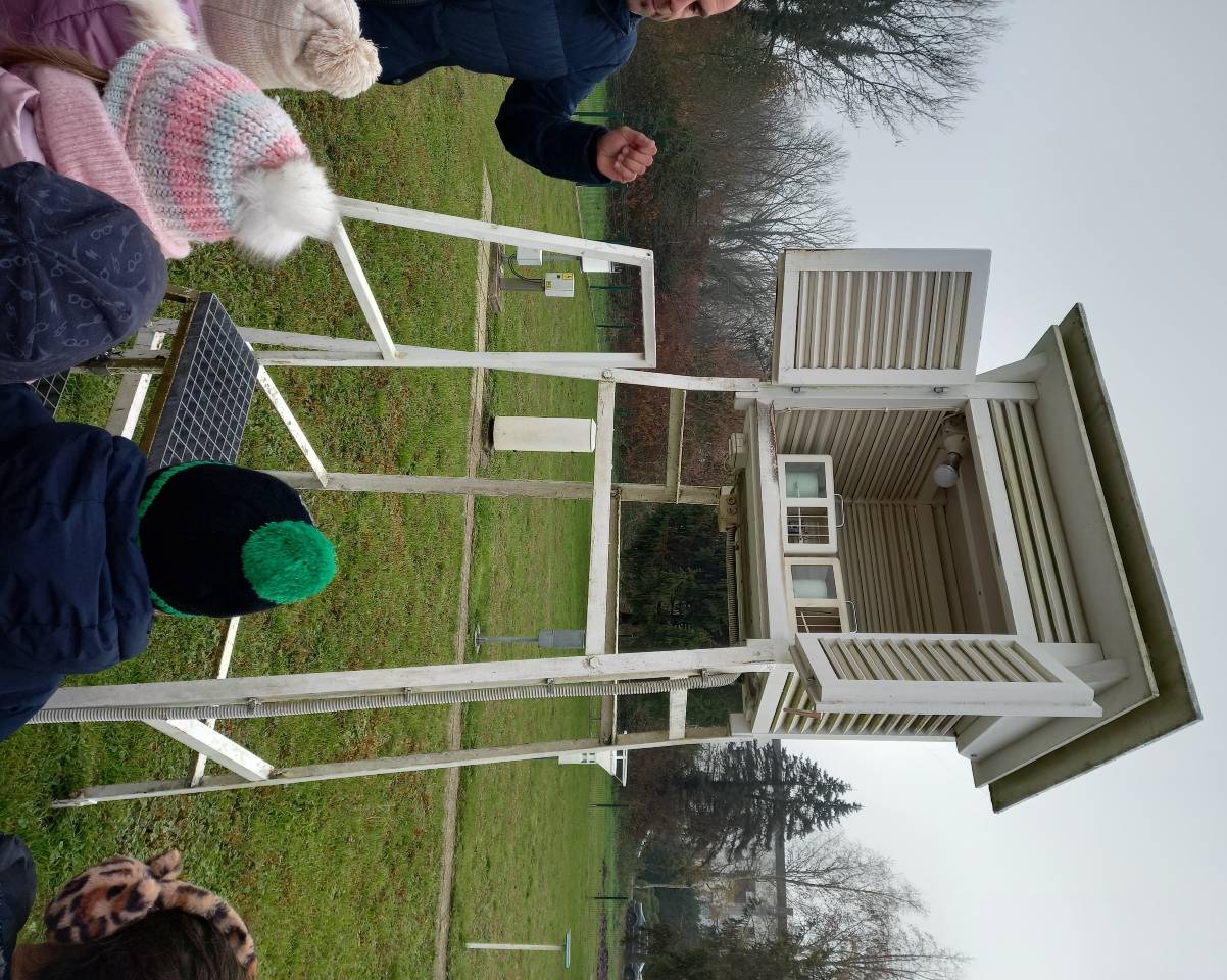 Mali meteorolozi u posjetu meteorološkoj postaji